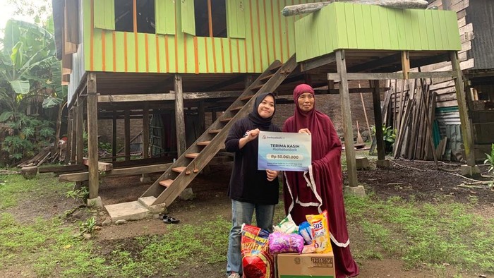 Kabar bahagia datang dari Nurmiah, ibu dari anak down syndrome. Kini, ia sudah mempunyai rumah panggung berukuran 10x8 m berkat donasi dari Sahabat Baik.