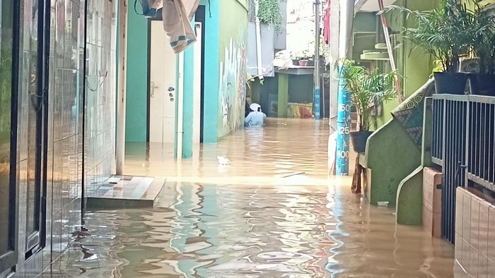 Banjir kembali genangi Kebon Pala, Kampung Melayu Jakarta Timur, Rabu (12/10/2022)