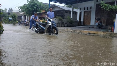 Potret Banjir yang Masih Menggenangi Jalan-jalan di Pacitan