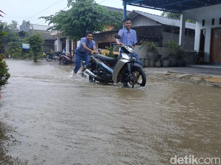Potret Banjir yang Masih Menggenangi Jalan-jalan di Pacitan