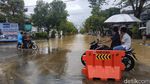 Potret Banjir yang Masih Menggenangi Jalan-jalan di Pacitan