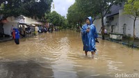 Genangan setinggi 40 cm di Jalan KH Dimyati samping Masjid Agung Darul Falah/Foto: Purwo Sumodiharjo/detikJatim