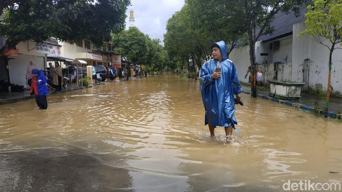 Banjir Pacitan Banjir melanda Jalan Ahmad Yani depan Taman Makam Pahlawan Pacitan, Rabu (12/10/2022). Saat ini, genangan banjir masih ada yang mencapai 40 cm.