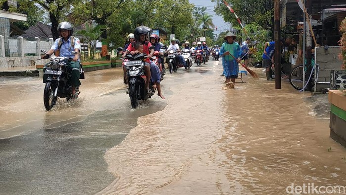 Banjir Pacitan Banjir melanda Jalan Ahmad Yani depan Taman Makam Pahlawan Pacitan, Rabu (12/10/2022). Saat ini, genangan banjir masih ada yang mencapai 40 cm.