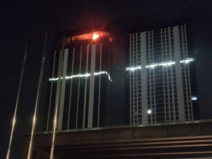 Gedung Pollux Habibie diketahui memiliki 100 lantai dan digadang menjadi bangunan tertinggi di kota Batam terbakar. Istimewa