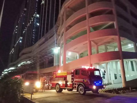 Mobil pemadam kebakaran berada di lokasi Apartemen Pollux Habibie yang terbakar. Istimewa