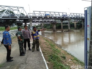 Cuaca Ekstrem Rawan Banjir, Polisi dan BBWS Rutin Cek Bengawan Solo