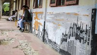 Pelajar beristirahat di SMKN 1 Kecamatan Sepaku, Kabupaten Penajam Paser Utara, Kalimantan Timur, Selasa (11/10/2022). Gemuruh laju pembangunan Ibu Kota Negara (IKN) Nusantara dinilai sangat kontras dengan kondisi sektor pendidikan di Kecamatan Sepaku yang merupakan Kawasan Inti Pusat Pemerintahan (KIPP).   
