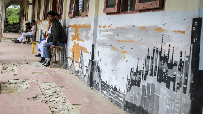 Pelajar beristirahat di SMKN 1 Kecamatan Sepaku, Kabupaten Penajam Paser Utara, Kalimantan Timur, Selasa (11/10/2022). Gemuruh laju pembangunan Ibu Kota Negara (IKN) Nusantara dinilai sangat kontras dengan kondisi sektor pendidikan di Kecamatan Sepaku yang merupakan Kawasan Inti Pusat Pemerintahan (KIPP).