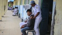 Pelajar beristirahat di SMKN 1 Kecamatan Sepaku, Kabupaten Penajam Paser Utara, Kalimantan Timur, Selasa (11/10/2022). Adanya pembangunan Ibu Kota Negara (IKN) Nusantara, diharapkan dapat meningkatkan tenaga pendidik dan infrastruktur pendidikan mulai dari sekolah dasar sampai sekolah menengah atas di Kecamatan Sepaku yang merupakan Kawasan Inti Pusat Pemerintahan (KIPP).  