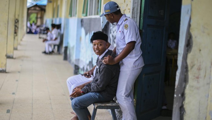 Pelajar beristirahat di SMKN 1 Kecamatan Sepaku, Kabupaten Penajam Paser Utara, Kalimantan Timur, Selasa (11/10/2022). Adanya pembangunan Ibu Kota Negara (IKN) Nusantara diharapkan dapat meningkatkan tenaga pendidik dan infrastruktur pendidikan mulai dari sekolah dasar sampai sekolah menengah atas di Kecamatan Sepaku yang merupakan Kawasan Inti Pusat Pemerintahan (KIPP). ANTARA FOTO/Rivan Awal Lingga/aww.