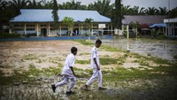 Pelajar melintas di halaman SMKN 1 Kecamatan Sepaku, Kabupaten Penajam Paser Utara, Kalimantan Timur, Selasa (11/10/2022).   