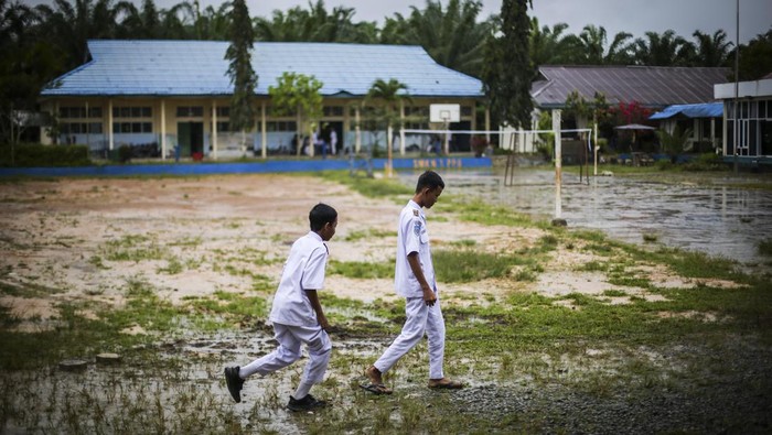 Begini Kondisi Sekolah di Kawasan Inti Pembangunan IKN Pelajar melintas di halaman SMKN 1 Kecamatan Sepaku, Kabupaten Penajam Paser Utara, Kalimantan Timur, Selasa (11/10/2022).