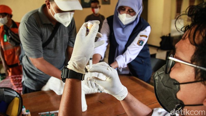 Warga membawa hewan peliharaan untuk disuntik vaksin anti rabies di Kantor Kelurahan Petukangan Selatan, Jakarta Selatan, Rabu (12/10/2022). Sebanyak 120 dosis vaksin disediakan petugas dari Suku Dinas KPKP Jakarta Selatan.