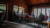 Pada musim liburan, kafe ini akan selalu dipenuhi oleh pengunjung. Mulai dari pengunjung yang hanya ingin bersantai, hingga pengunjung yang mau makan. Foto: Pool/Site
