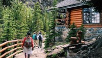 Usai ngeteh di Lake Agnes Tea House, bisa lanjutkan perjalanan menelusuri keindahan alam di Kanada. Foto: Pool/Site