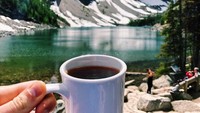Bisa juga ngopi sambil bermain air dari danau biru yang ada di depan Lake Agnes Tea House ini. Foto: Pool/Site