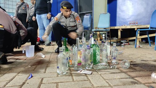 Botol miras yang ditemukan di Stadion Kanjuruhan