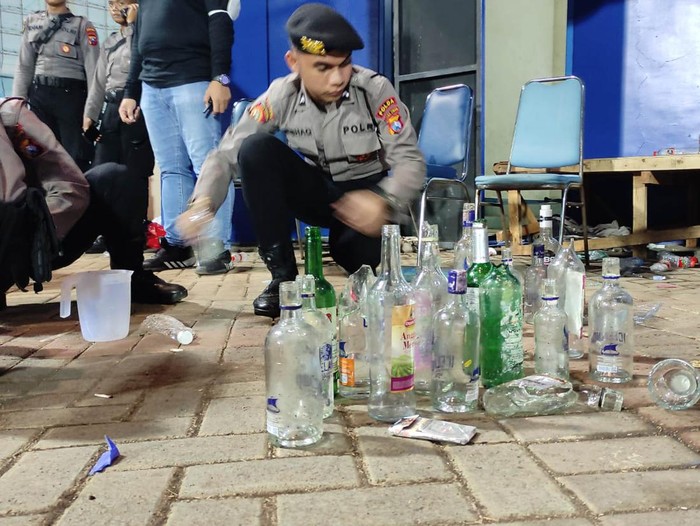 Botol miras yang ditemukan di Stadion Kanjuruhan