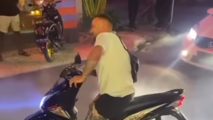 Bule bali viral