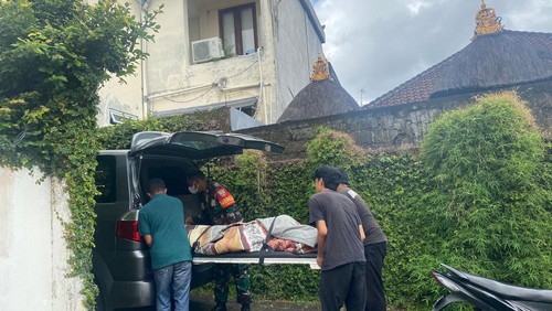 Jenazah bule Selandia Baru dievakuasi dari Viilla AVA2, Kecamatan Kuta Utara, Badung, Rabu (12/10) pagi.