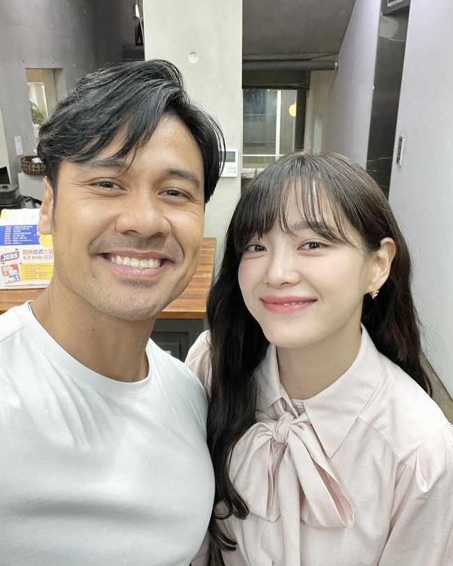 Setelah diumumkan jadi brand ambassador Realfood, Minggu (9/10/2022), Chicco Jerikho pun mengunggah foto bersama aktris yang membintangi drama Korea Netflix, A Business Proposal itu. Foto: dok. Instagram @chicco.jerikho