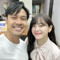 Setelah diumumkan jadi brand ambassador Realfood, Minggu (9/10/2022), Chicco Jerikho pun mengunggah foto bersama aktris yang membintangi drama Korea Netflix, A Business Proposal itu. Foto: dok. Instagram @chicco.jerikho