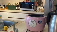 Kondisi dapur di rumah Andien Aisyah selayaknya dapur ibu-ibu di rumah pada umumnya. Ada magicom berwarna merah muda yang disebut-sebut tahan banting karena tak pernah rusak selama bertahun-tahun. Foto: Instagram/biasalahanakmuda