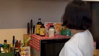 Andien Aisyah juga pengoleksi bumbu dapur dan rempah-rempah. Saking banyaknya ada sebagian yang dibiarkan tersusun di atas microwave. Foto: Instagram/biasalahanakmuda