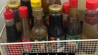 Aktif memasak untuk keluarganya di rumah, Andien Aisyah punya rak khusus bumbu dapur kering dan berbagai jenis kecap. Ada dua susun rak yang penuh dengan bumbu-bumbu bahkan juga botol saus yang habis dan belum sempat dibuang. Foto: Instagram/biasalahanakmuda