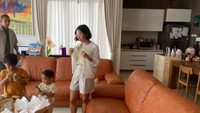 Memiliki rumah dengan ukuran yang tak terlalu lebar, Andien Aisyah berhasil menatanya dengan apik. Dapurnya langsung terhubung dengan ruang tengah dan meja makan sederhana. Foto: Instagram/biasalahanakmuda