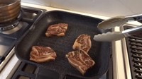 Pernah terlihat Maia memasak daging panggang di dapurnya. Peralatan memasaknya sangat komplet, sehingga proses memasak Maia selalu tanpa kendala. Foto: Instagram Maia Estiany & YouTube