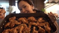 Maia juga suka memasak chicken wings dengan bumbu pedas manis. Chicken wings itu dipanggang menggunakan oven yang tertanam di bawah kompornya. Foto: Instagram Maia Estiany & YouTube