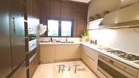 Kalau yang satu ini adalah dapur bersih Maia Estianty. Teihat rapi dan mewah, dilengkapi dengan kulkas berukuran besar yang harganya Sultan. Foto: Instagram Maia Estiany & YouTube