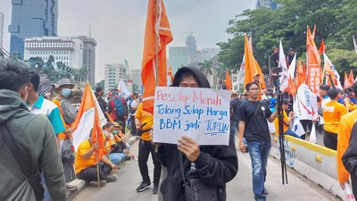 Penampakan Ribuan Buruh Geruduk Istana Presiden