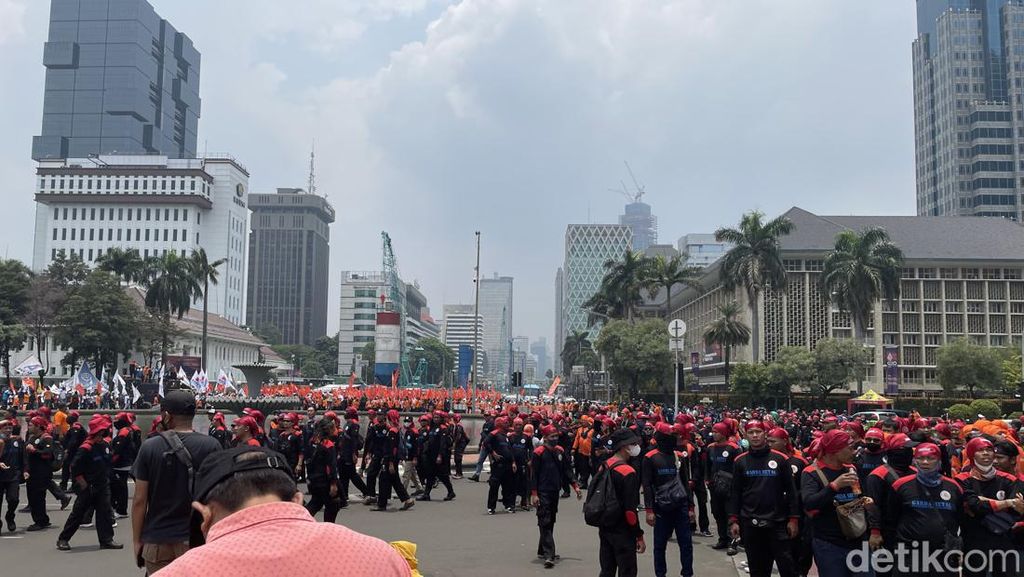 Demo Tolak BBM Naik, Massa Buruh Tiba di Patung Kuda Jakpus
