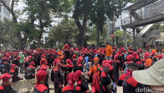 Demo Buruh di Patung Kuda
