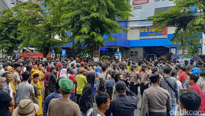 Demo di depan Kantor Bea Cukai Madura di Pamekasan