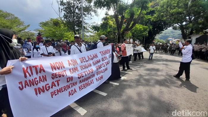 Demo pegawai honorer di Sumedang.