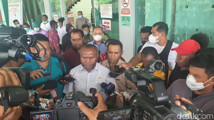 dr Anthon Mote memberikan keterangan pers kepada wartawan di RSUD Jayapura.