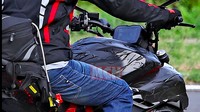 Ducati Diavel dengan mesin V4 tertangkap kamera saat tengah diuji jalan. Foto: dok. MCN