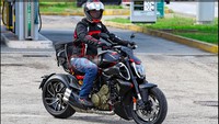 Memang kabar ini belum bisa dipastikan kebenarannya, namun dengan tertangkapnya Ducati Diavel V4 di jalanan ini, semakin membuktikan Diavel dengan mesin V4 akan segera diperkenalkan. Foto: dok. MCN