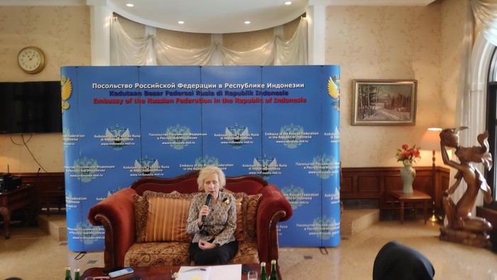 Duta Besar Rusia untuk Indonesia Lyudmila Georgievna Vorobieva dalam konferensi pers di Jakarta Selatan pada Rabu (12/10).