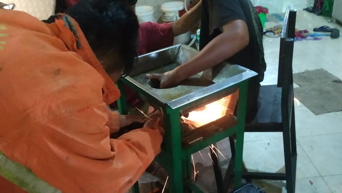 Evakuasi korban yang jarinya terjepit mesin penggiling bumbu di Wonogiri.