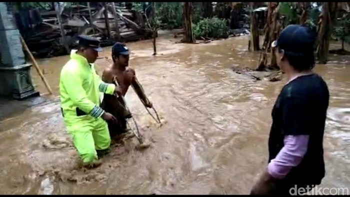 Evakuasi warga saat banjir menerjang Watulimo, Trenggalek