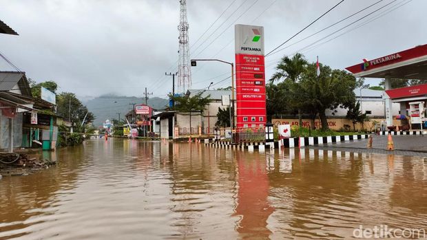 Evakuasi warga saat banjir menerjang Watulimo, Trenggalek