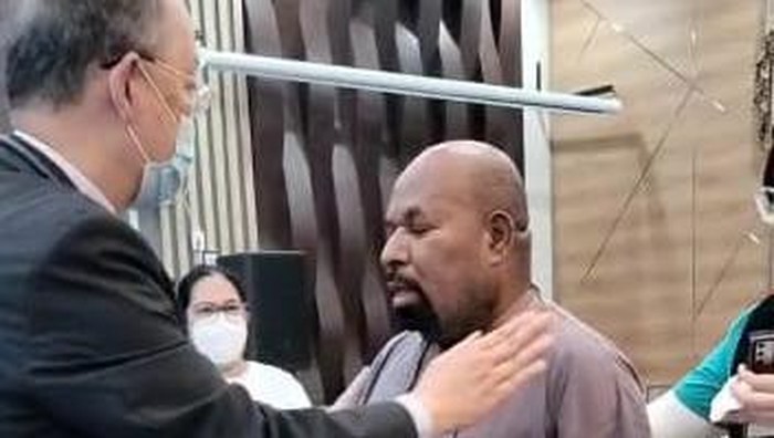 Gubernur Papua Lukas Enembe diperiksa dokter Singapura