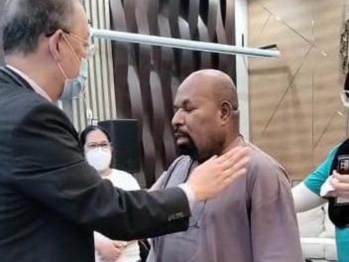 Gubernur Papua Lukas Enembe diperiksa dokter Singapura