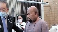 Dokter itu memberi arahan kepada Lukas untuk berjalan ke arah tempat tidur (Foto: dok. istimewa)