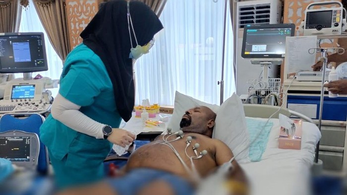 Gubernur Papua Lukas Enembe diperiksa dokter Singapura Gubernur Papua Lukas Enembe diperiksa dokter Singapura